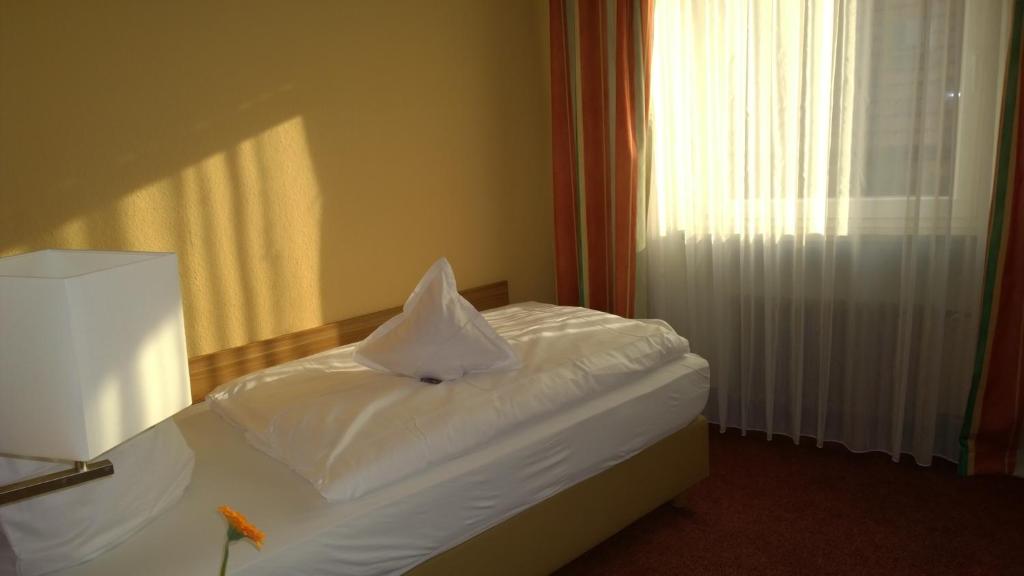 Postel nebo postele na pokoji v ubytování Weinhotel Rose