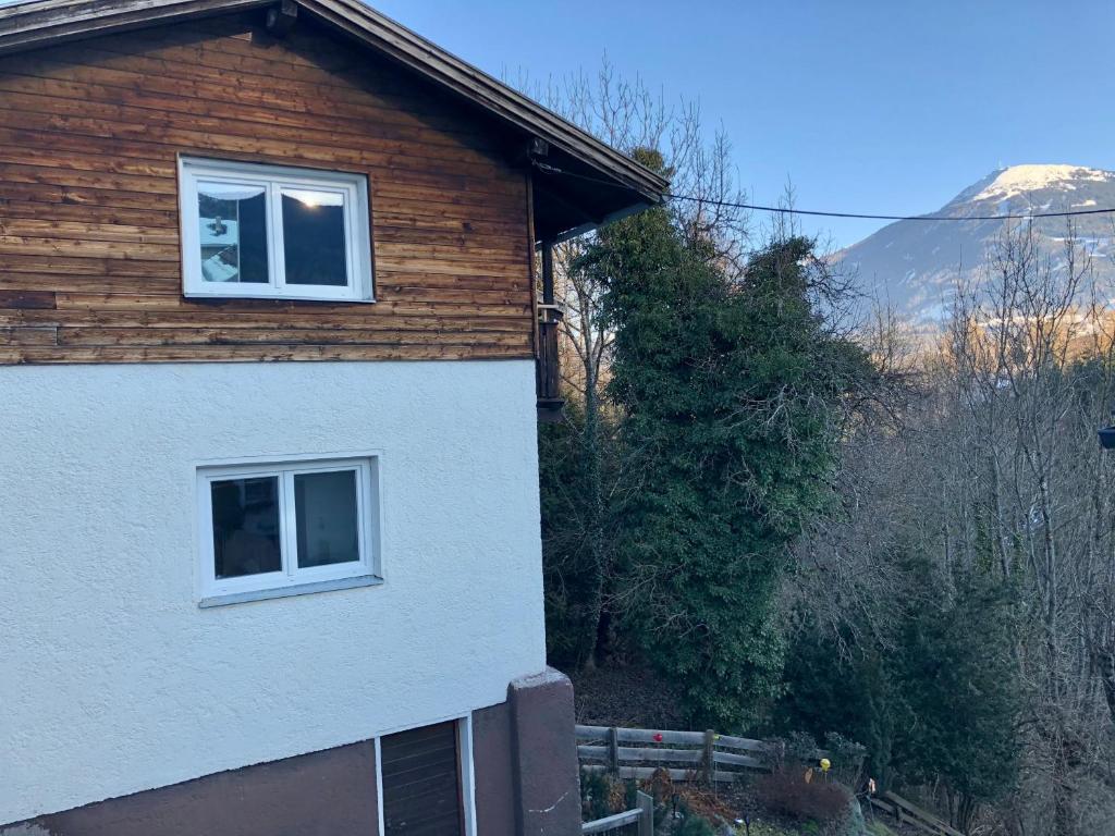une maison avec deux fenêtres latérales dans l'établissement Hanna`s Home, à Innsbruck