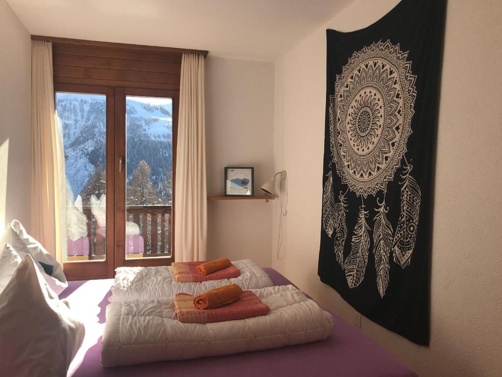 una camera da letto con un letto con due cuscini sopra di Lärchenwald Lodge a Bellwald