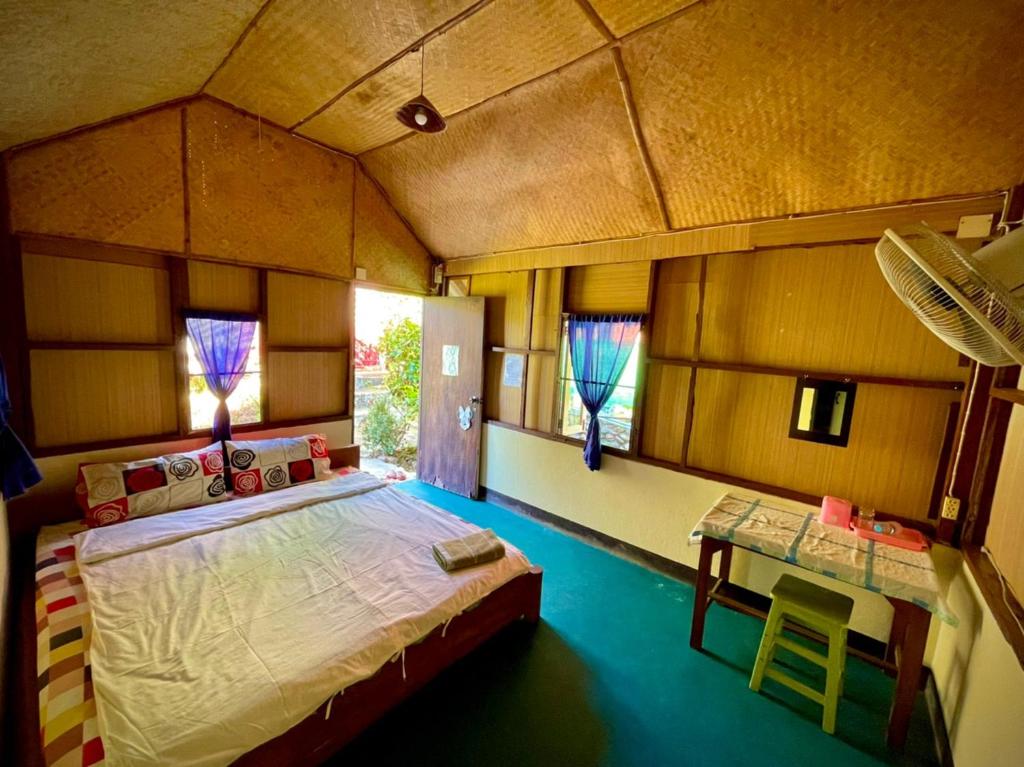 Postel nebo postele na pokoji v ubytování Rainbow House Pai