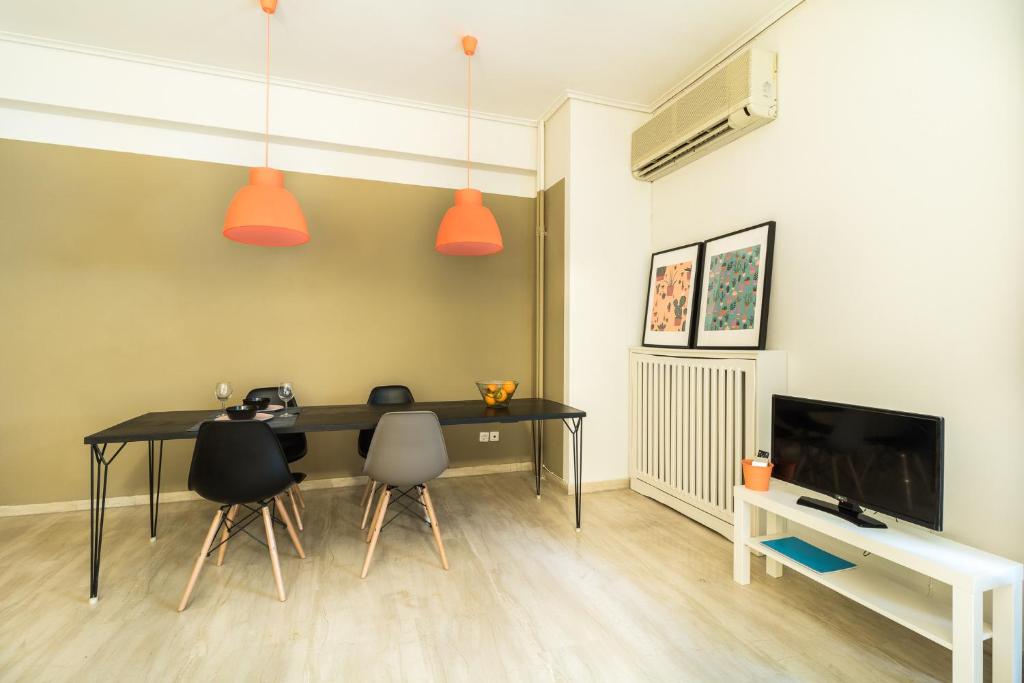 Televízia a/alebo spoločenská miestnosť v ubytovaní One-Bedroom Apartment - Kolonaki