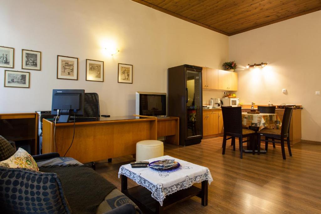 Televízia a/alebo spoločenská miestnosť v ubytovaní Psyri Neoclassical House Yard Free Parking