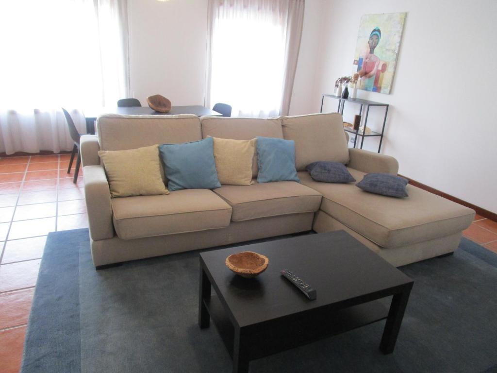 ein Wohnzimmer mit einem Sofa und einem Tisch in der Unterkunft The Artist´s Apartment in Espinho