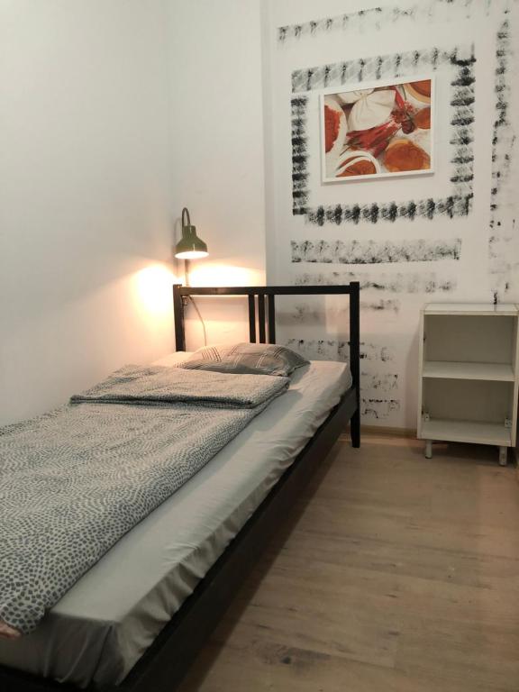 克拉科夫的住宿－NR 4，一间卧室配有一张床,墙上配有一盏灯