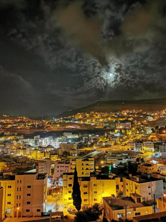 Nespecifikovaný výhled na destinaci Wadi Musa nebo výhled na město při pohledu z aparthotelu