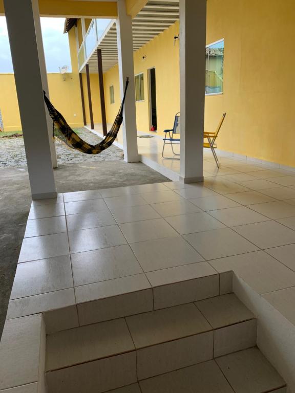 - un patio avec un hamac dans un bâtiment dans l'établissement Casa Temporada na Praia do Peró, à Cabo Frio
