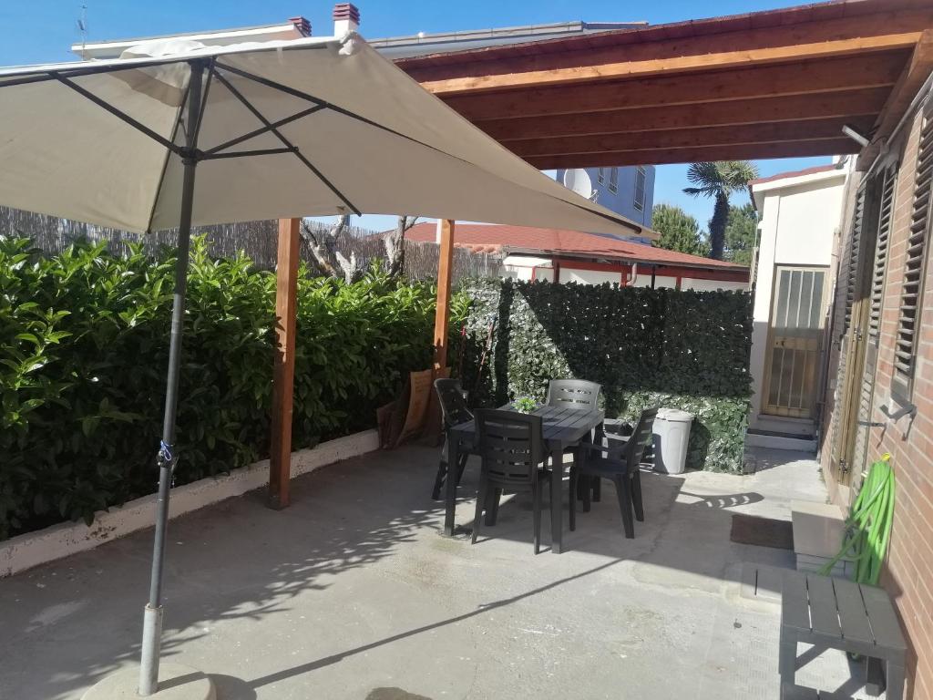 Patio alebo iná vonkajšia časť ubytovania Villa Aurora Fronte spiaggia