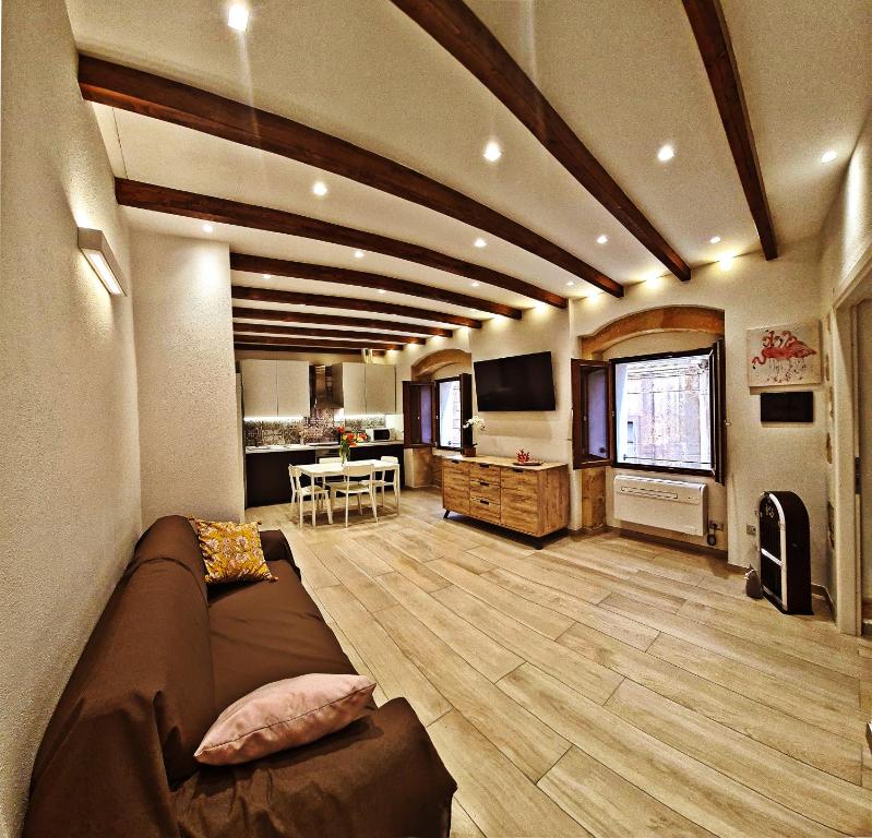 sala de estar amplia con sofá y TV en Borro Palace en Cagliari