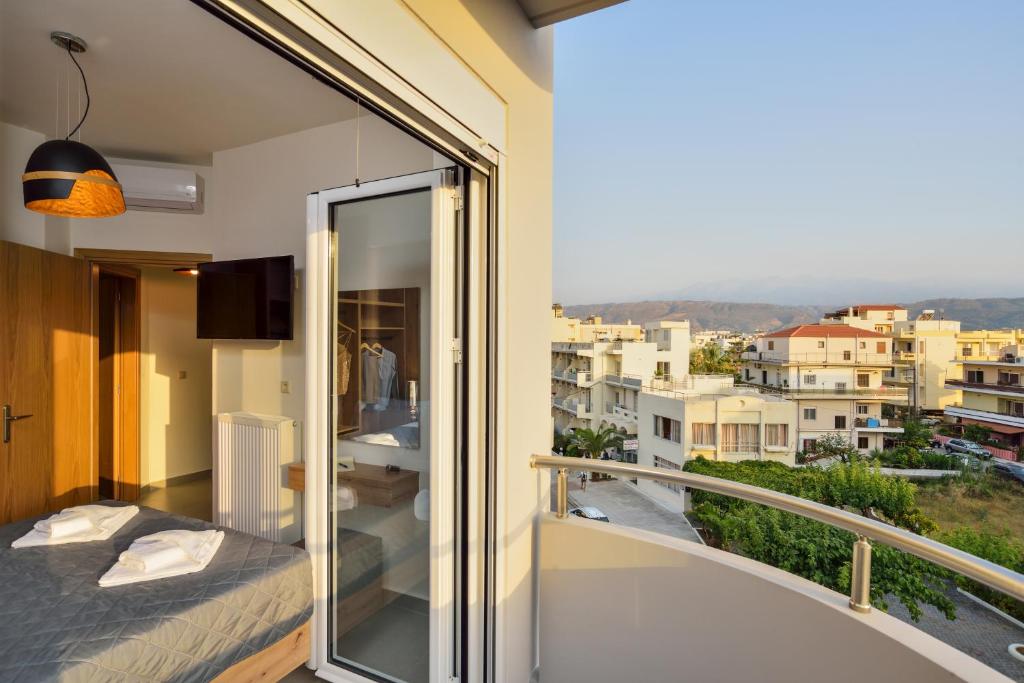 balkon z widokiem na miasto w obiekcie Elia Residences w Chanii