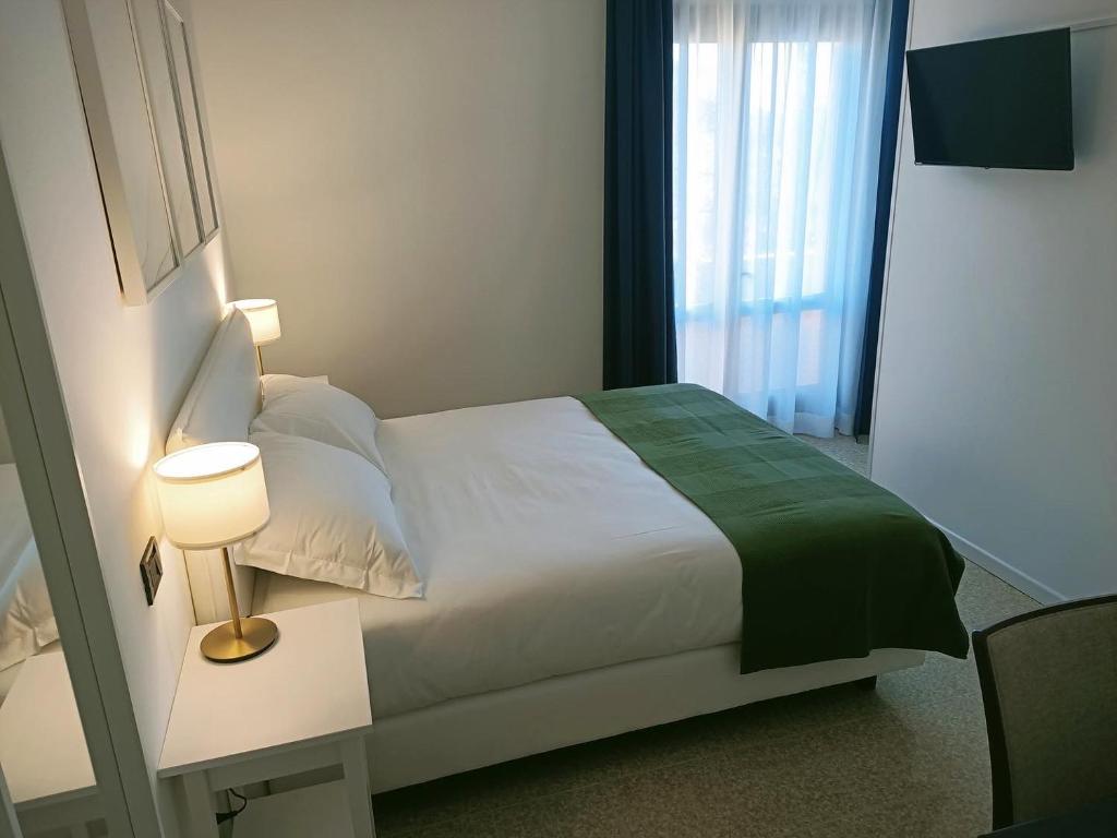 Łóżko lub łóżka w pokoju w obiekcie Casa Valcellina Hotel Ristorante