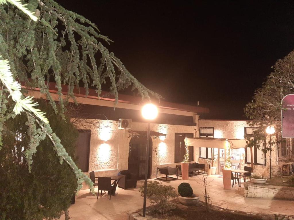 een gebouw met een patio met verlichting bij Residence Palomba in Matera