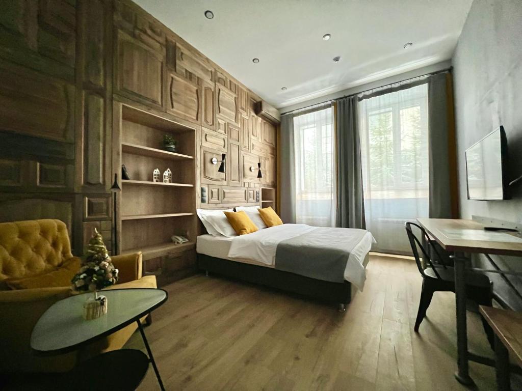 サラトフにあるAddress Hotelのベッドルーム1室(ベッド1台、テーブル、デスク付)