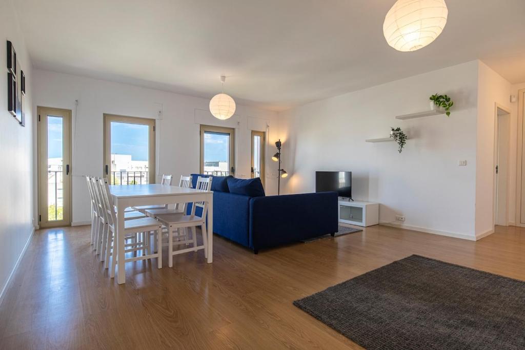 sala de estar con sofá azul y mesa en Tranquil Retreat by Innkeeper, en Lisboa