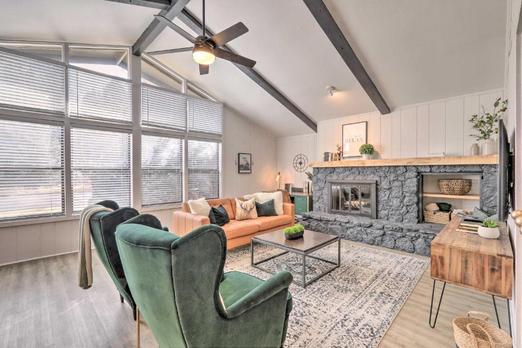 - un salon avec un canapé et une cheminée dans l'établissement Continental Country Club Gem with Covered Porch, à Flagstaff
