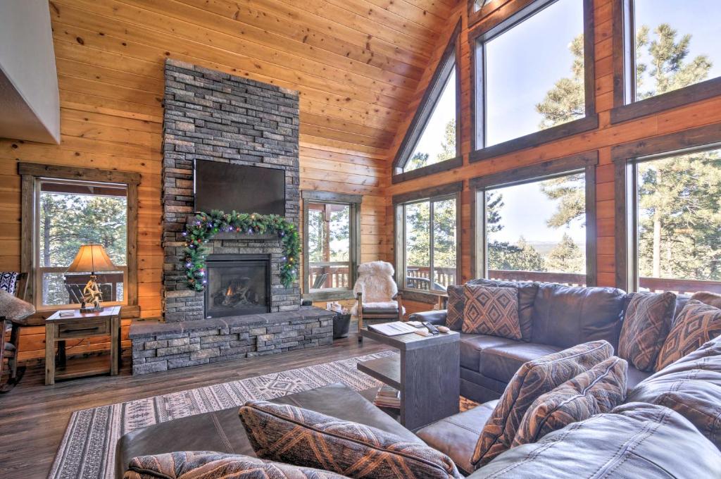 Longview Lodge with Furnished Deck and Fire Pit!, Alton (updated prices