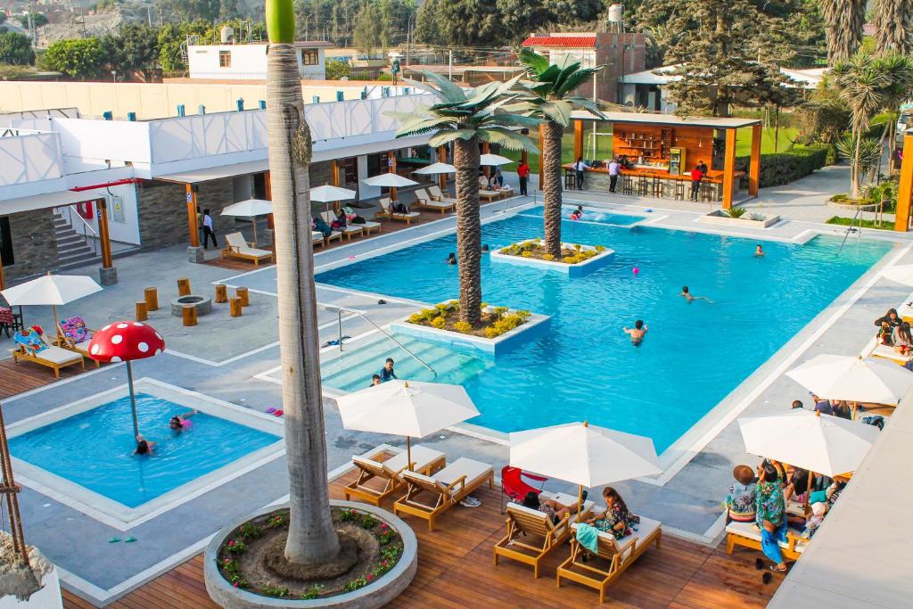una vista aérea de una gran piscina con gente en ella en Resort la Fogata Cieneguilla, en Cieneguilla