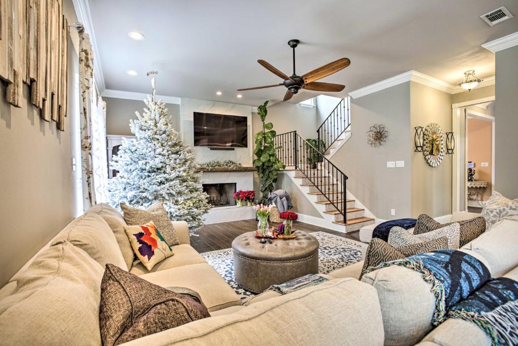 - un salon avec un arbre de Noël et un canapé dans l'établissement Luxe Home with Yard Near Lake Pontchartrain!, à Covington