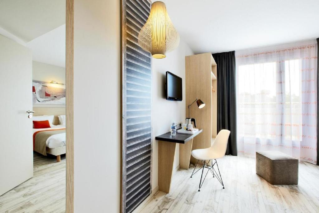 Postel nebo postele na pokoji v ubytování Kyriad Prestige Vannes Centre-Palais des Arts