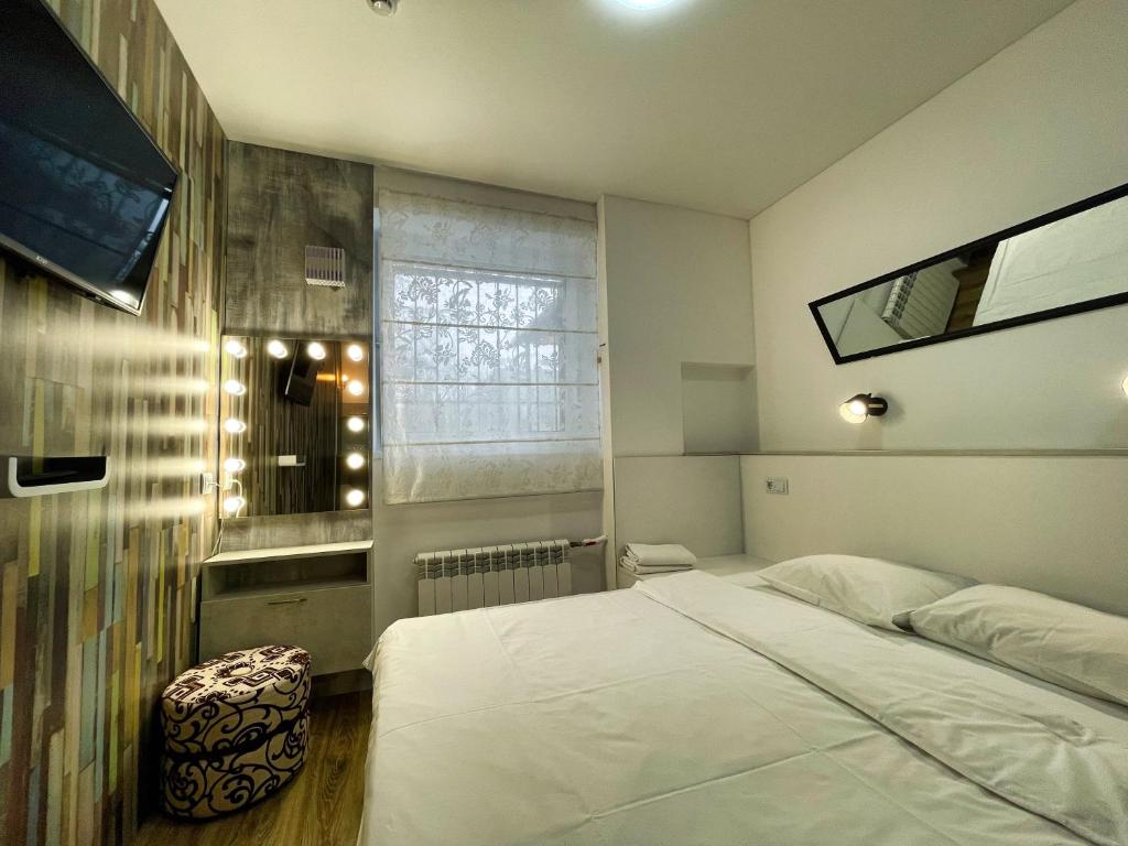 加里寧格勒的住宿－Самый центр Хостел，卧室配有白色的床和窗户。