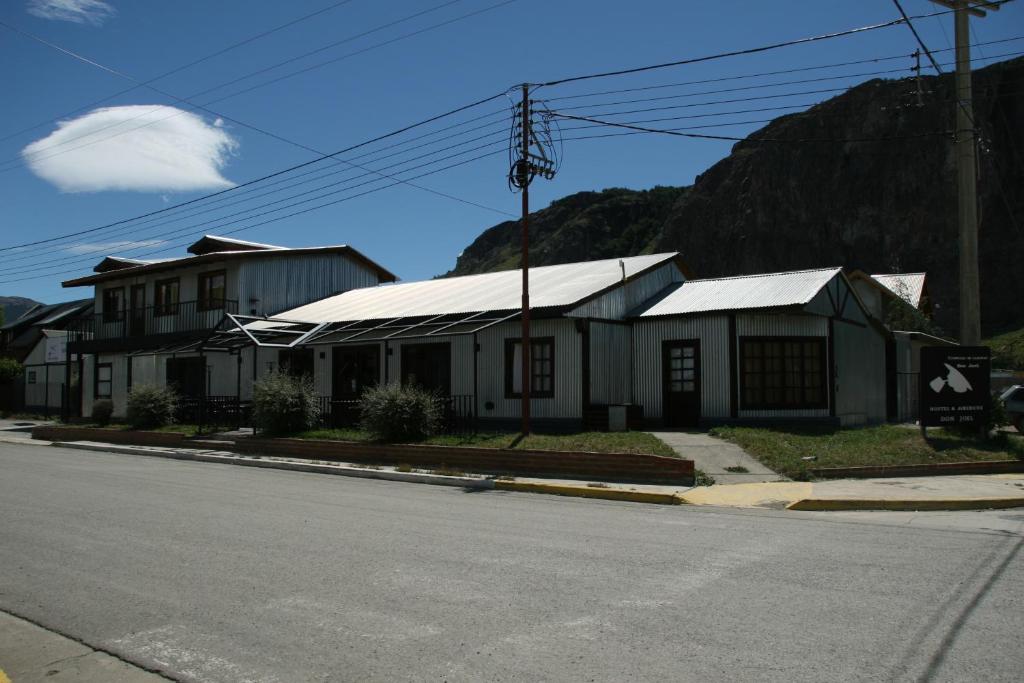 Nespecifikovaný výhled na hory nebo výhled na hory při pohledu z hostelu