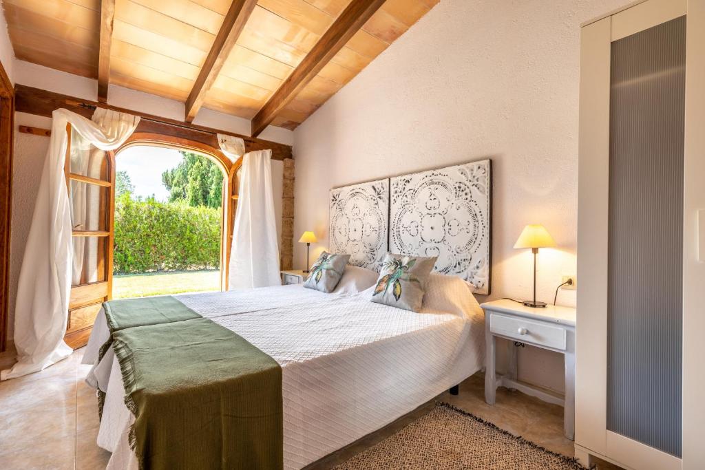 Posteľ alebo postele v izbe v ubytovaní Villa Costa Puerto Pollensa by JS Villas