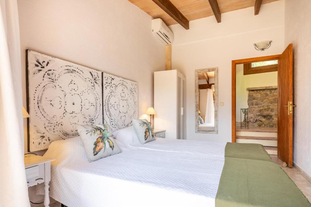 Posteľ alebo postele v izbe v ubytovaní Villa Costa Puerto Pollensa by JS Villas