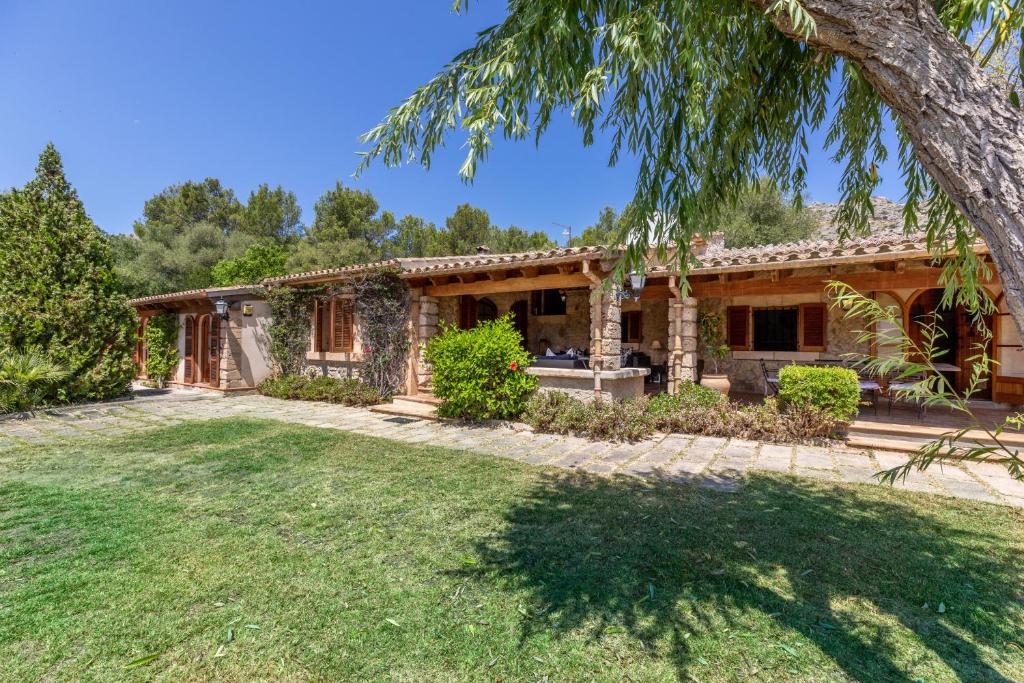 Vonkajšia záhrada v ubytovaní Villa Costa Puerto Pollensa by JS Villas
