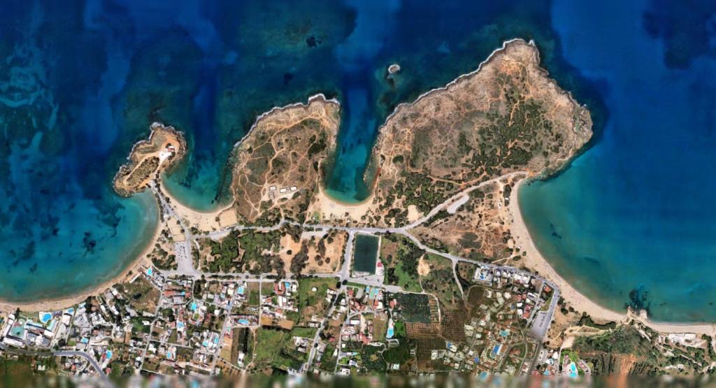 una vista aérea de una isla en el océano en Apostolis Beach House en Daratso