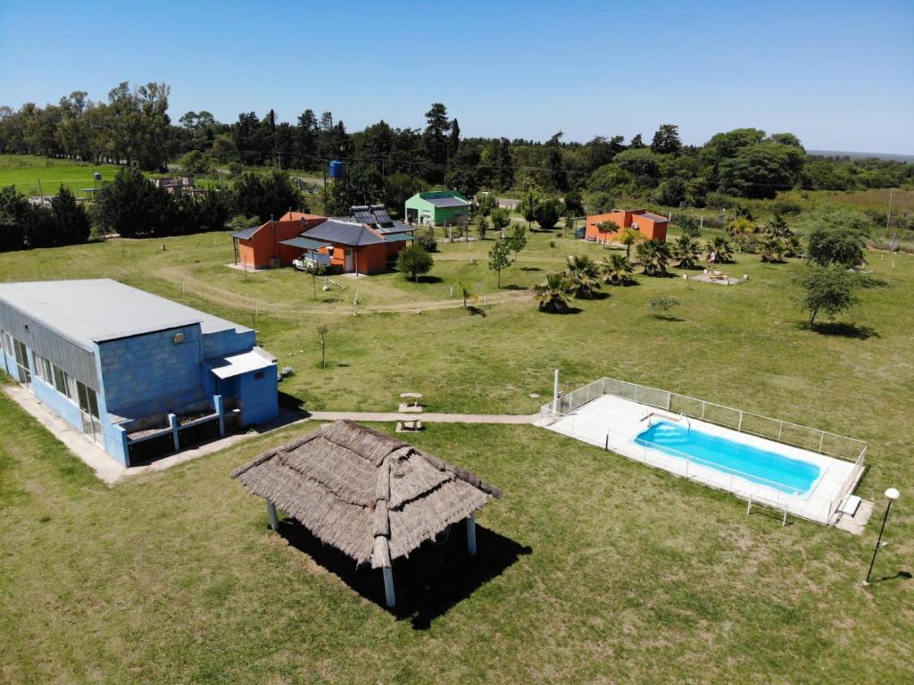 una vista aérea de una casa y una piscina en Complejo Turístico Imagine Victoria en Victoria
