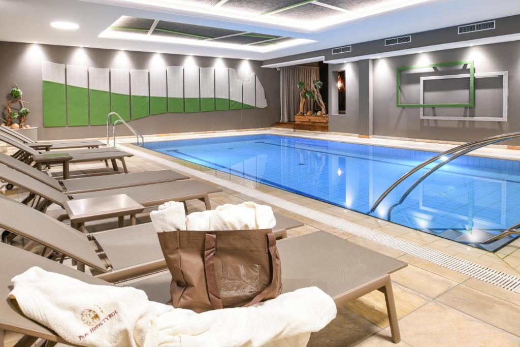 Bazén v ubytování Parc Hotel Tyrol nebo v jeho okolí