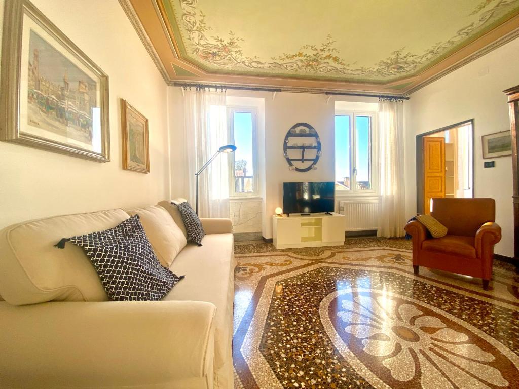 un salon avec un canapé et une télévision dans l'établissement CasaViva-Central Elegant apartment in Camogli, à Camogli