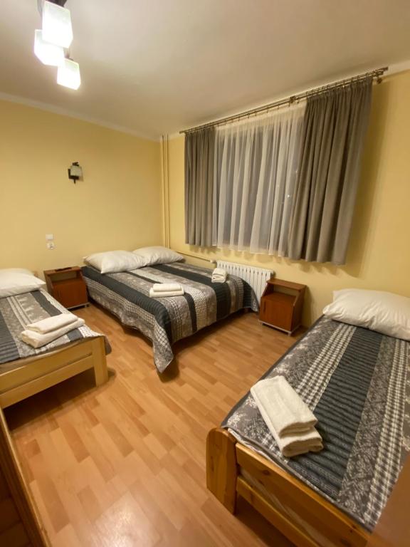 ビャウカにあるPokoje Gościnne Majaのベッドが2つと窓のある部屋