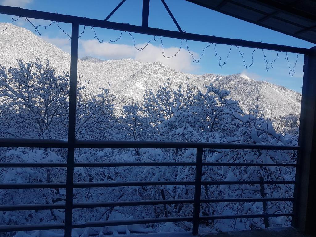 Vista general d'una muntanya o vistes d'una muntanya des de l'hostal o pensió