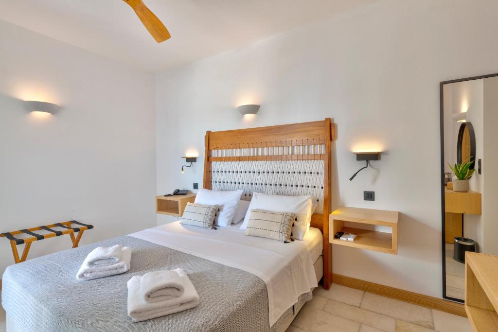 Кровать или кровати в номере Calma Boutique Hotel