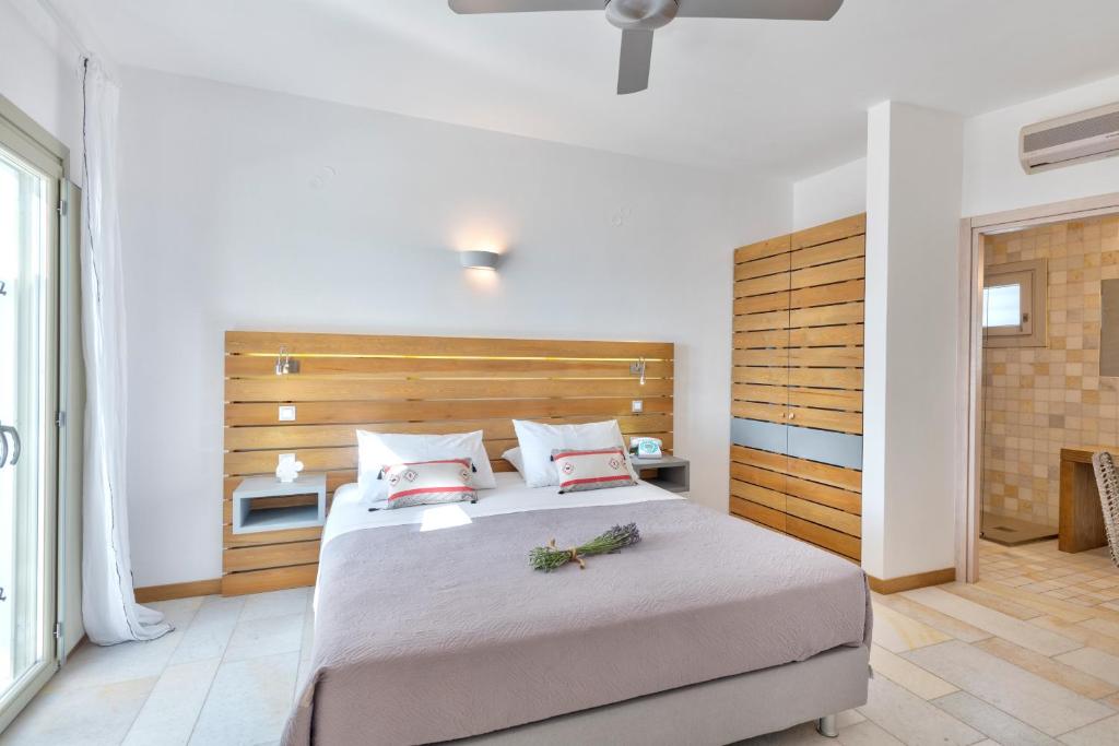Кровать или кровати в номере Calma Boutique Hotel