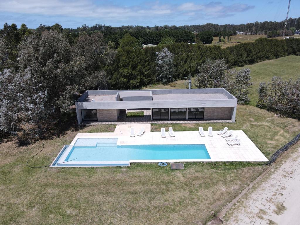 an overhead view of a house with a swimming pool at Casas en Barrio Los Teros con pileta compartida - Santa Clara del Mar in Santa Clara del Mar