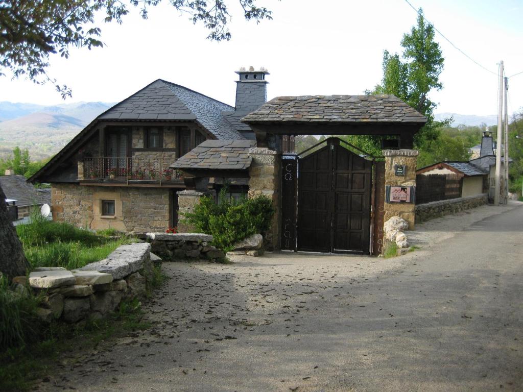 una casa antigua con puerta y entrada en Casa del Cura, en Rozas
