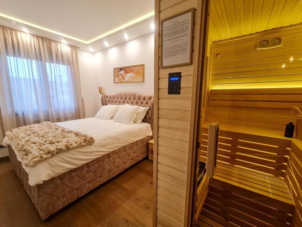En eller flere senger på et rom på Lumia Spa