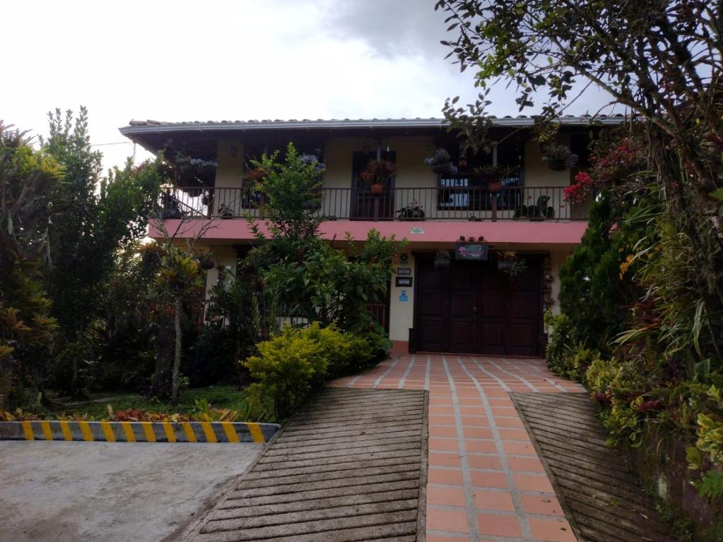 a house with a balcony and a driveway at Mi Jardin Encantado in Jardin