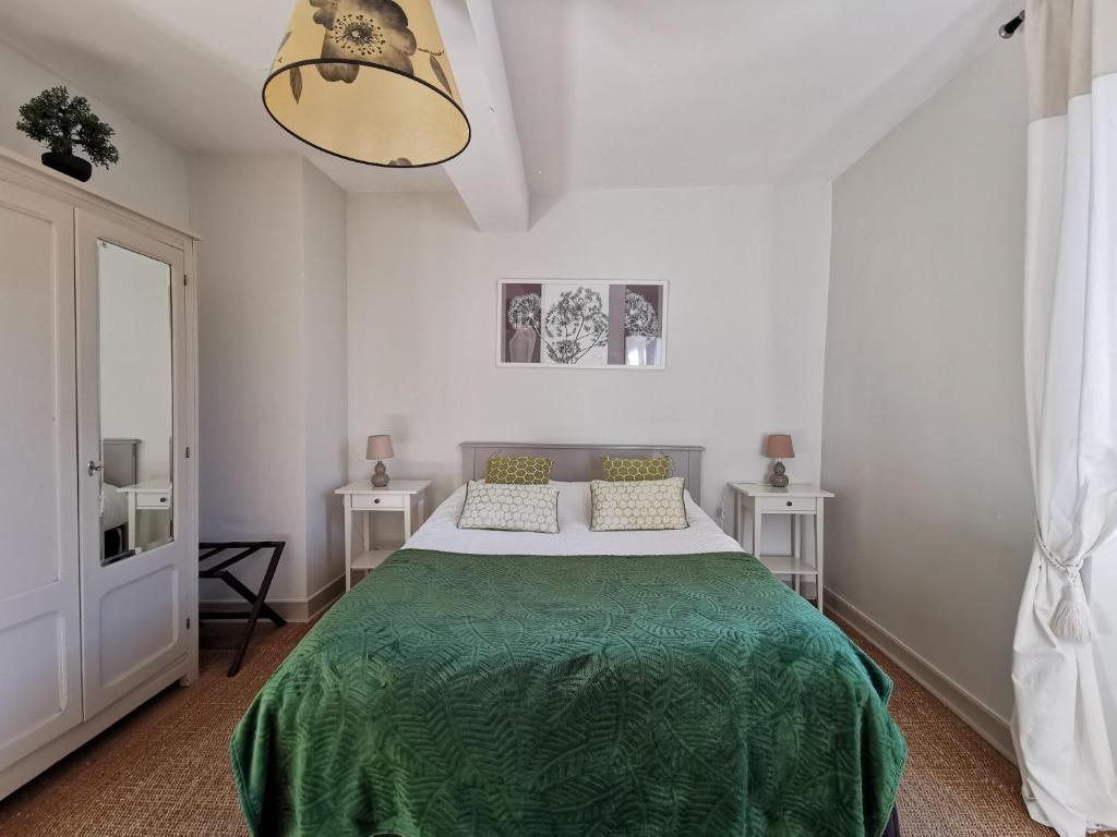 Postel nebo postele na pokoji v ubytování Logis Hotel Restaurant LA BARGUILLERE