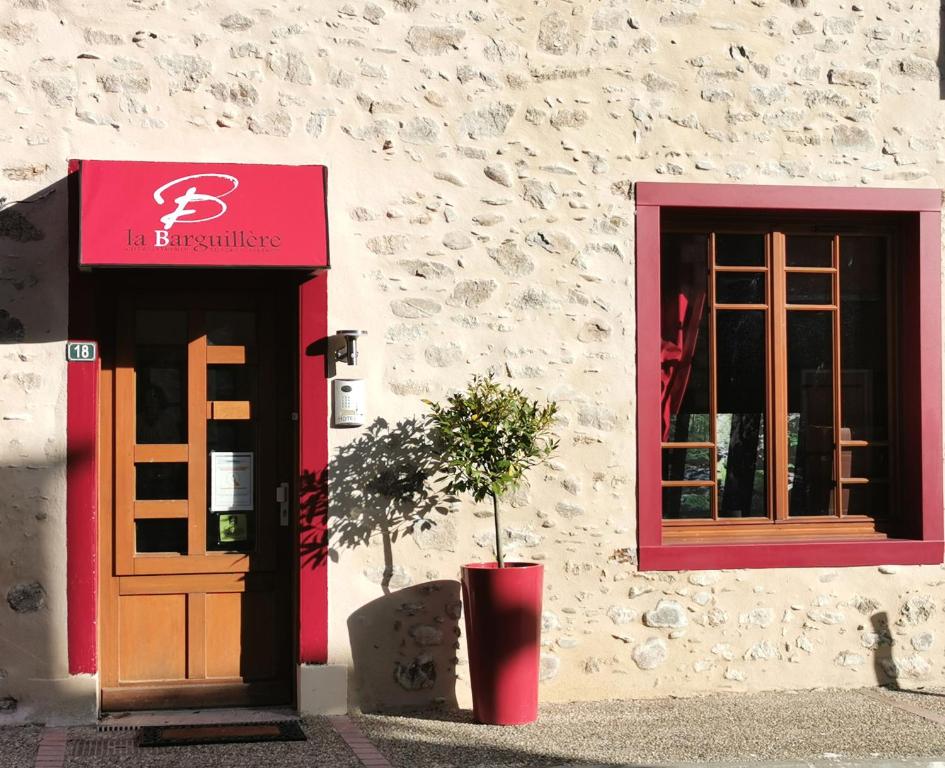 Fotografie z fotogalerie ubytování Logis Hotel Restaurant LA BARGUILLERE v destinaci Saint-Pierre-de-Rivière
