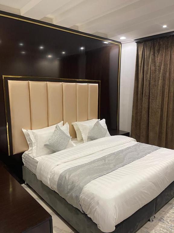Postel nebo postele na pokoji v ubytování Opera Suites