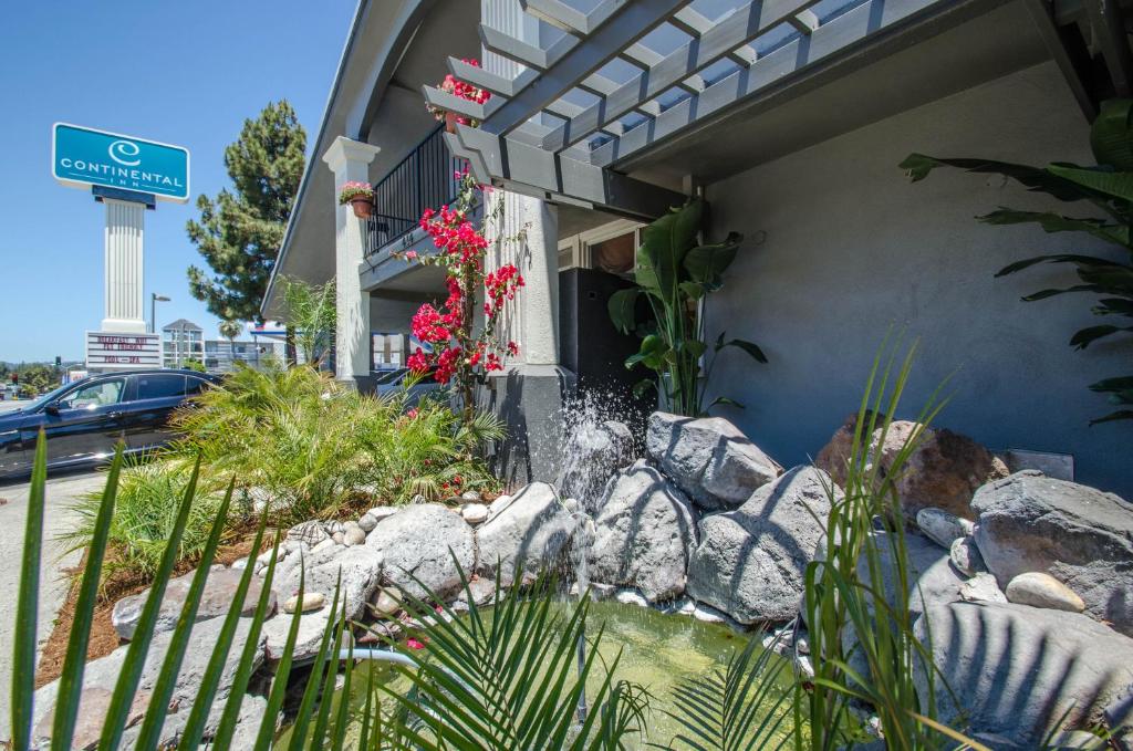 ogród przed budynkiem z fontanną wodną w obiekcie Continental Inn w mieście Santa Cruz