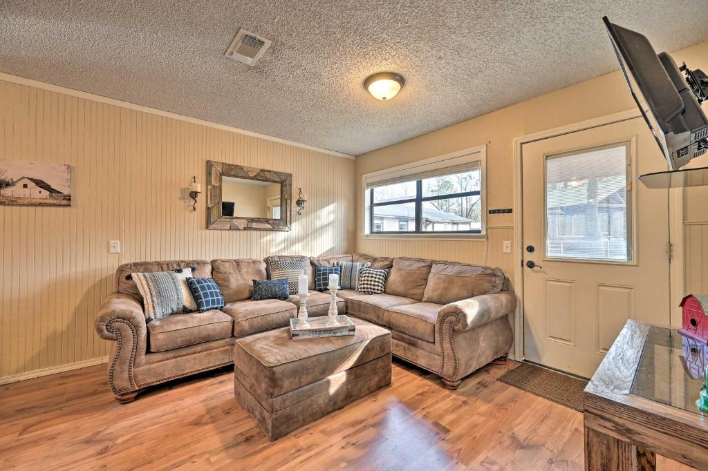 Televiisor ja/või meelelahutuskeskus majutusasutuses Hidden Oaks Broken Bow Vacation Rental, Pets OK!