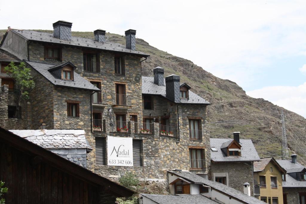 un gran edificio de piedra en la cima de una montaña en Nadal Apartaments, en Llavorsí