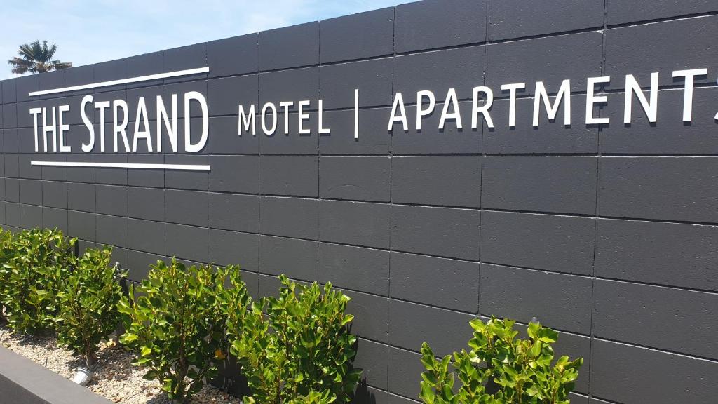 Znak dla budynku apartamentowego Grand World w obiekcie The Strand w mieście New Plymouth