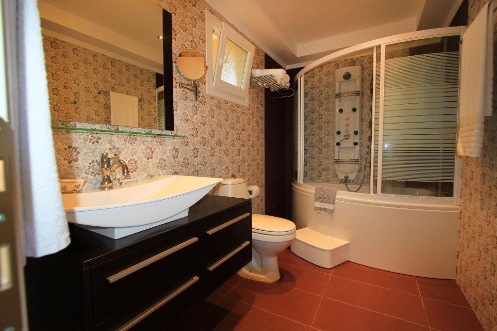 Paralia Luxury Suites - 12