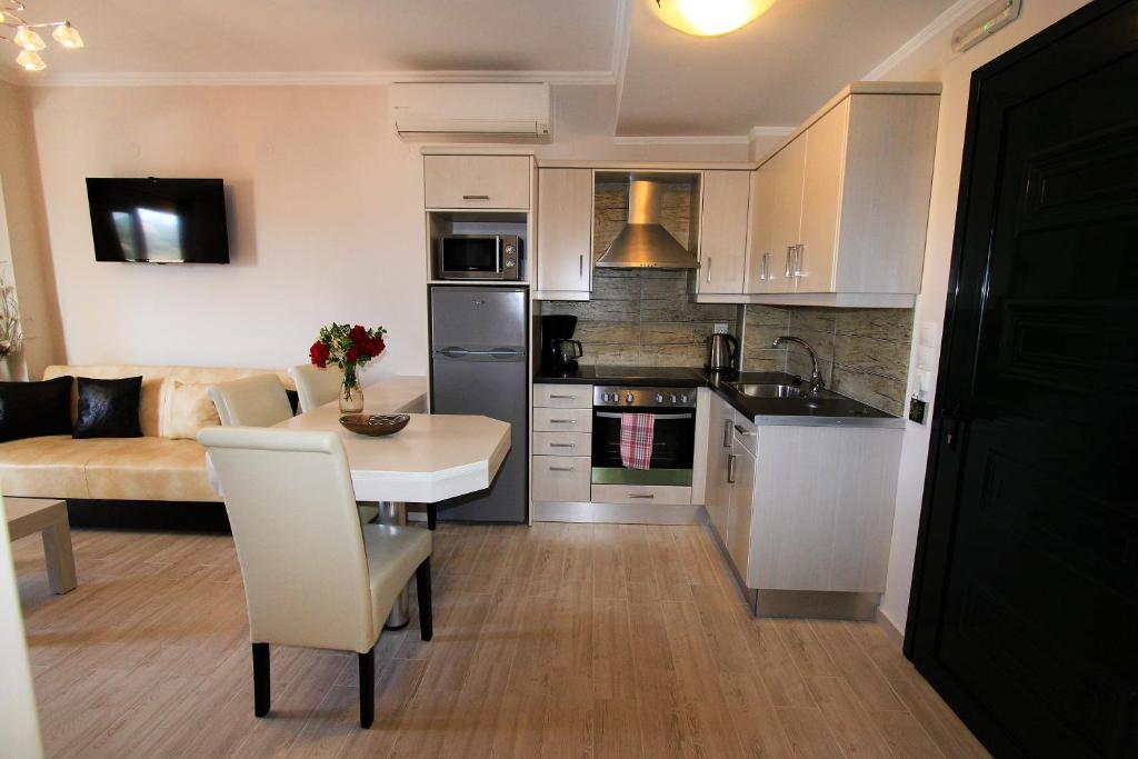 Paralia Luxury Suites - 15