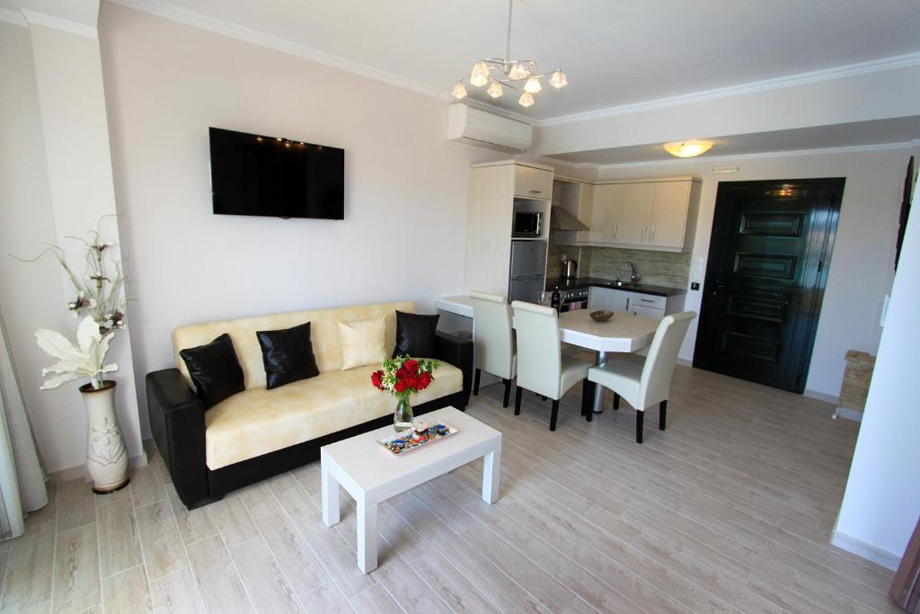 Paralia Luxury Suites - 13