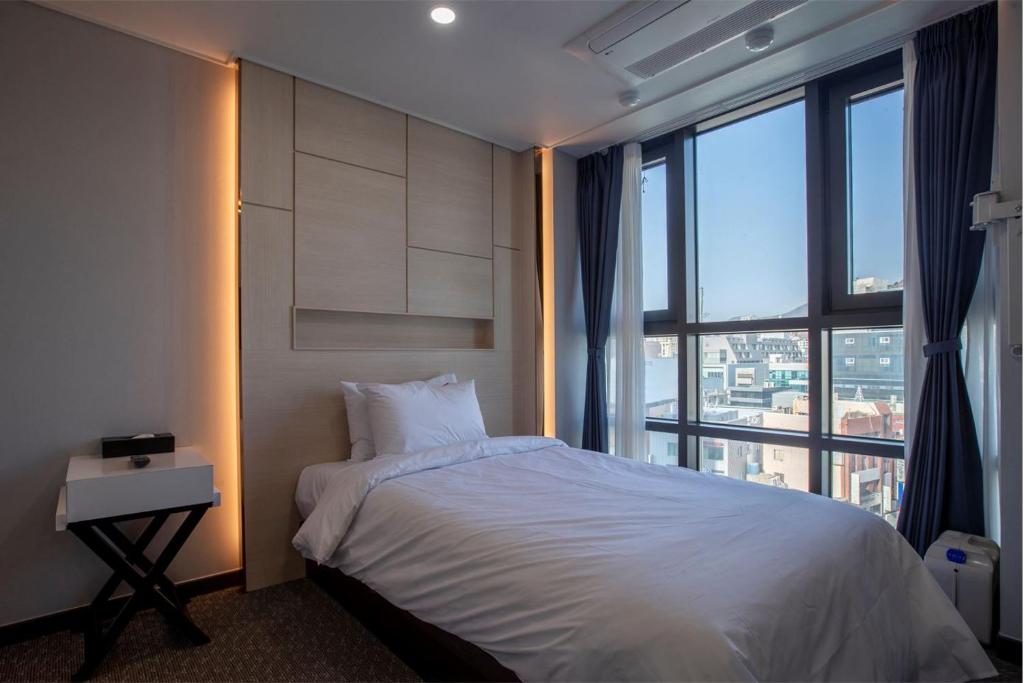 Postel nebo postele na pokoji v ubytování Griffinbay Hotel